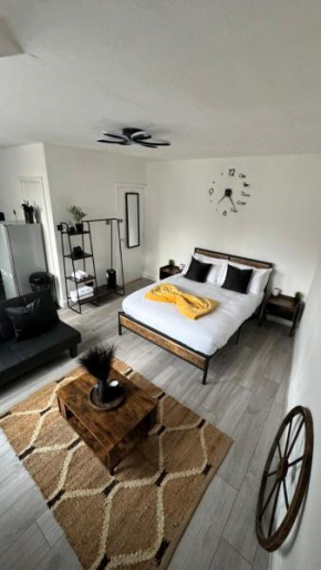 Kingston Studio, ideal for long stays for professionals and relocators, near Kingston Station and Shopping Centre